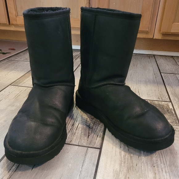 UGG Classic short black LEATHER Women's boots 10 comfy warm shearling lined - Picture 3 of 13